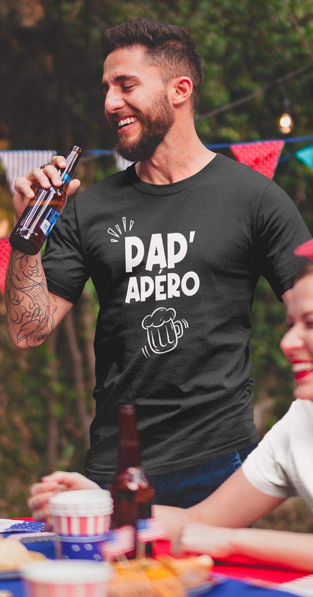 Papa joyeusement levant son verre, vêtu du t-shirt "Papa Apéro
