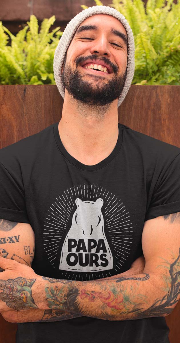 Gros plan sur le design du t-shirt, montrant une illustration amusante d'un ours protecteur et tendre à la fois