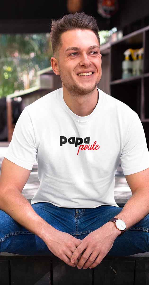 Papa riant, rayonnant de fierté en portant le t-shirt "Papa Poule