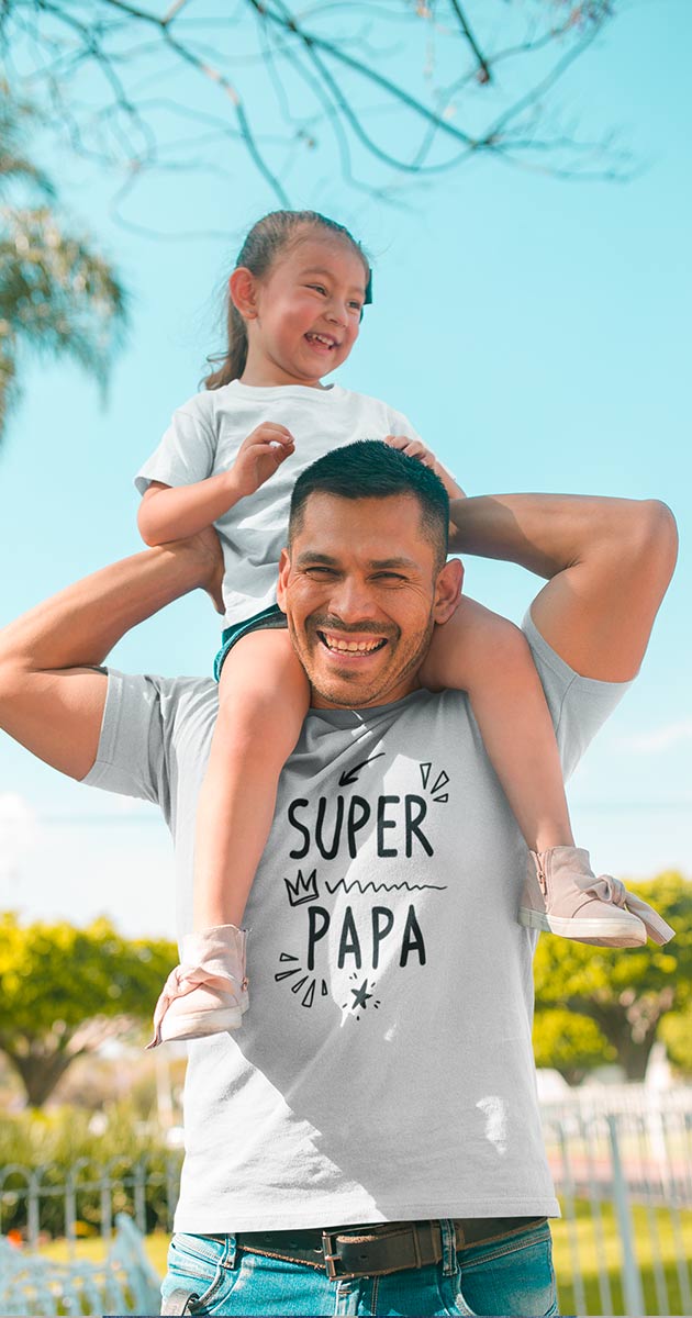 Homme avec un t-shirt Super Papa avec son enfant sur les épaules