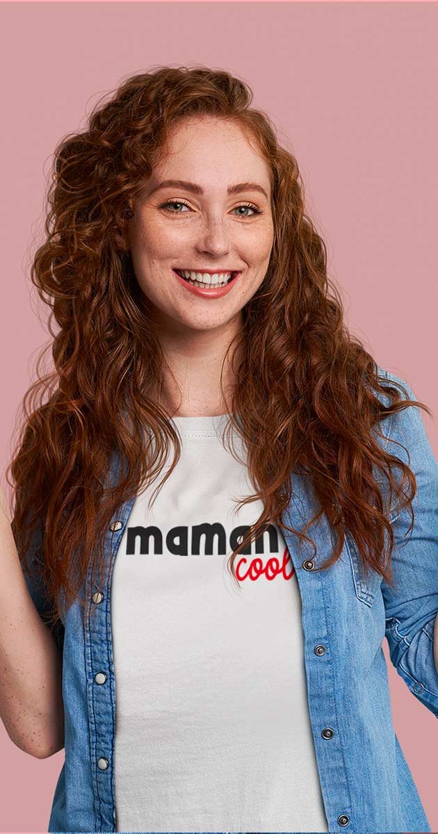 Maman souriante avec un t-shirt, incarnant la "Maman Cool" avec style