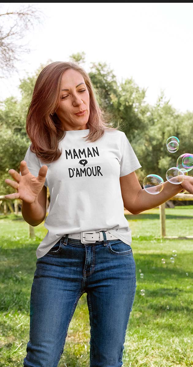 Maman rayonnante en t-shirt "Maman d'Amour