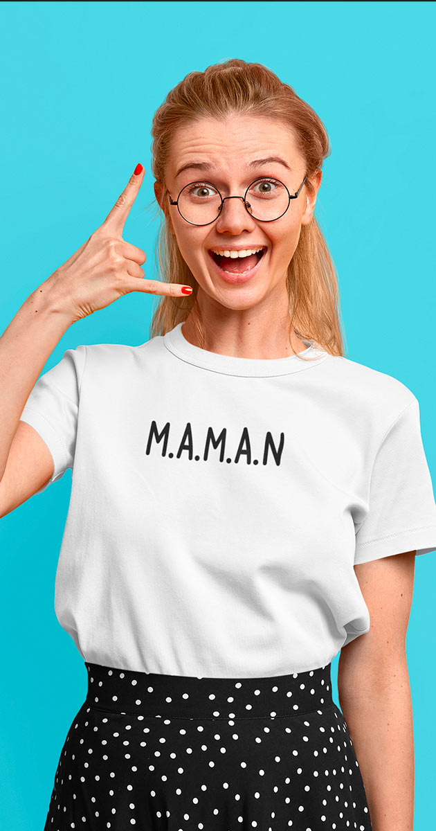 Maman espiègle, tout en portant fièrement son t-shirt "Maman"