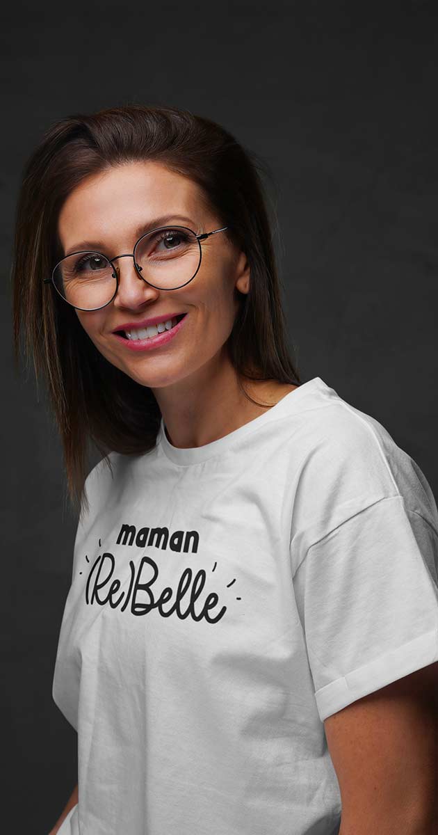 Maman décontractée avec une t-shirt, montrant son côté rebelle avec le t-shirt "Maman Rebelle