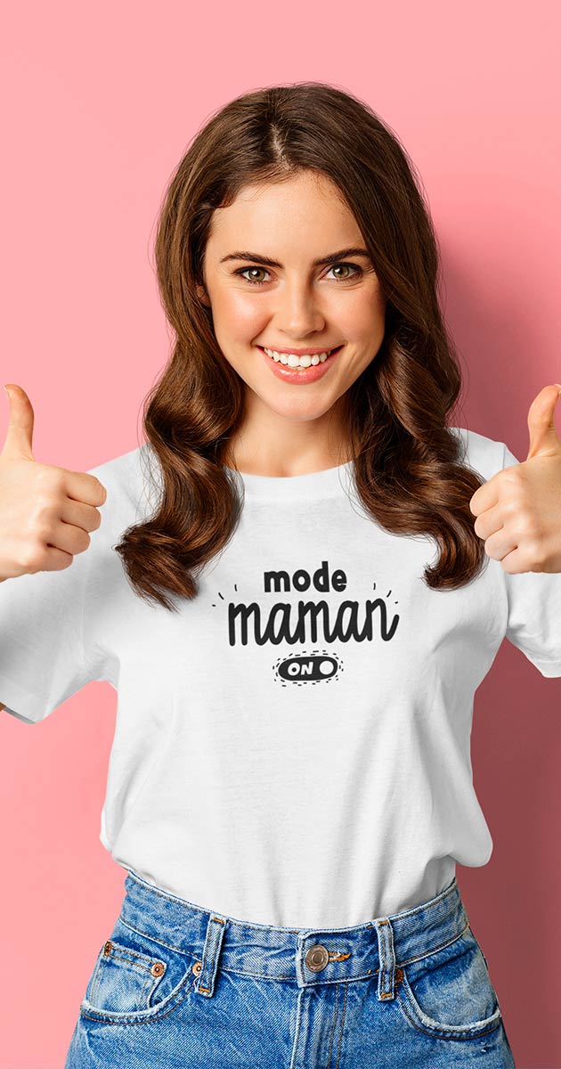 Maman souriante, arborant fièrement le t-shirt "Maman On/Off
