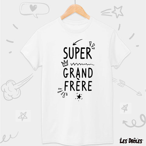 Gros plan sur le design audacieux et coloré du t-shirt "Super Grand Frère"