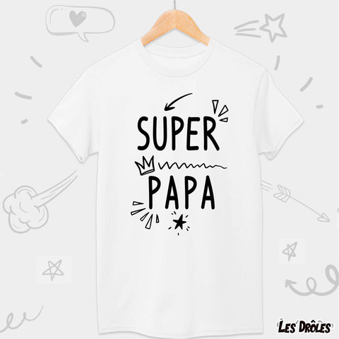 T-shirt "Super Papa" plié soigneusement, montrant le design et la qualité du tissu