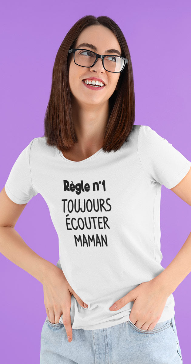 Maman souriante portant le t-shirt "Toujours Écouter Maman"