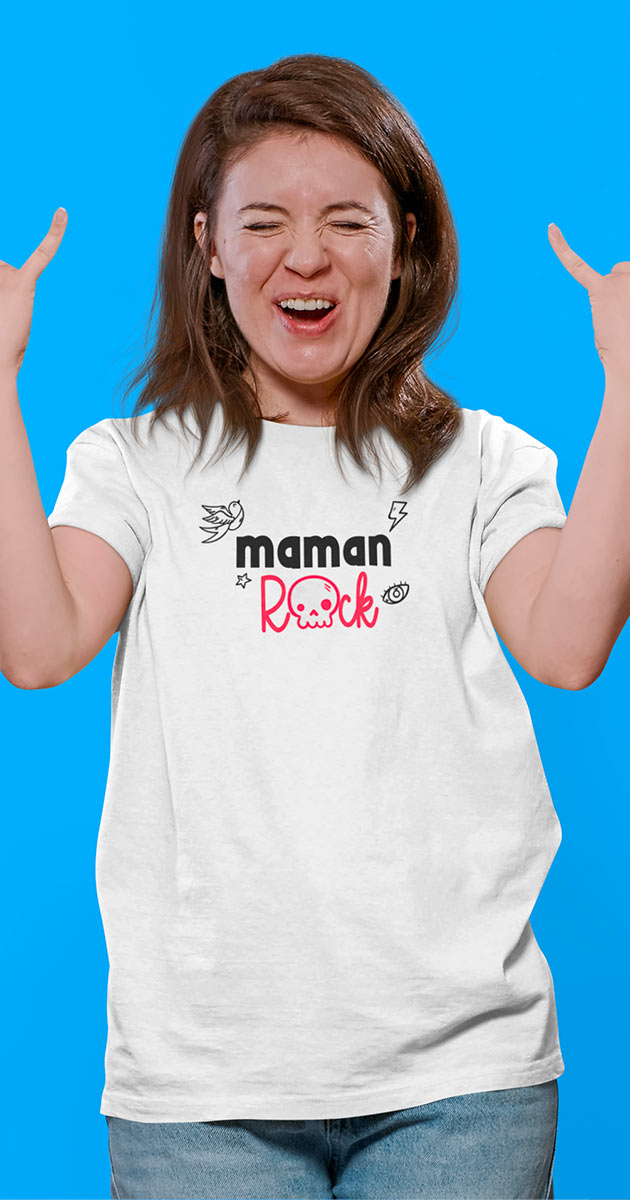 Gros plan sur une maman avec son t-shirt "Maman Rock