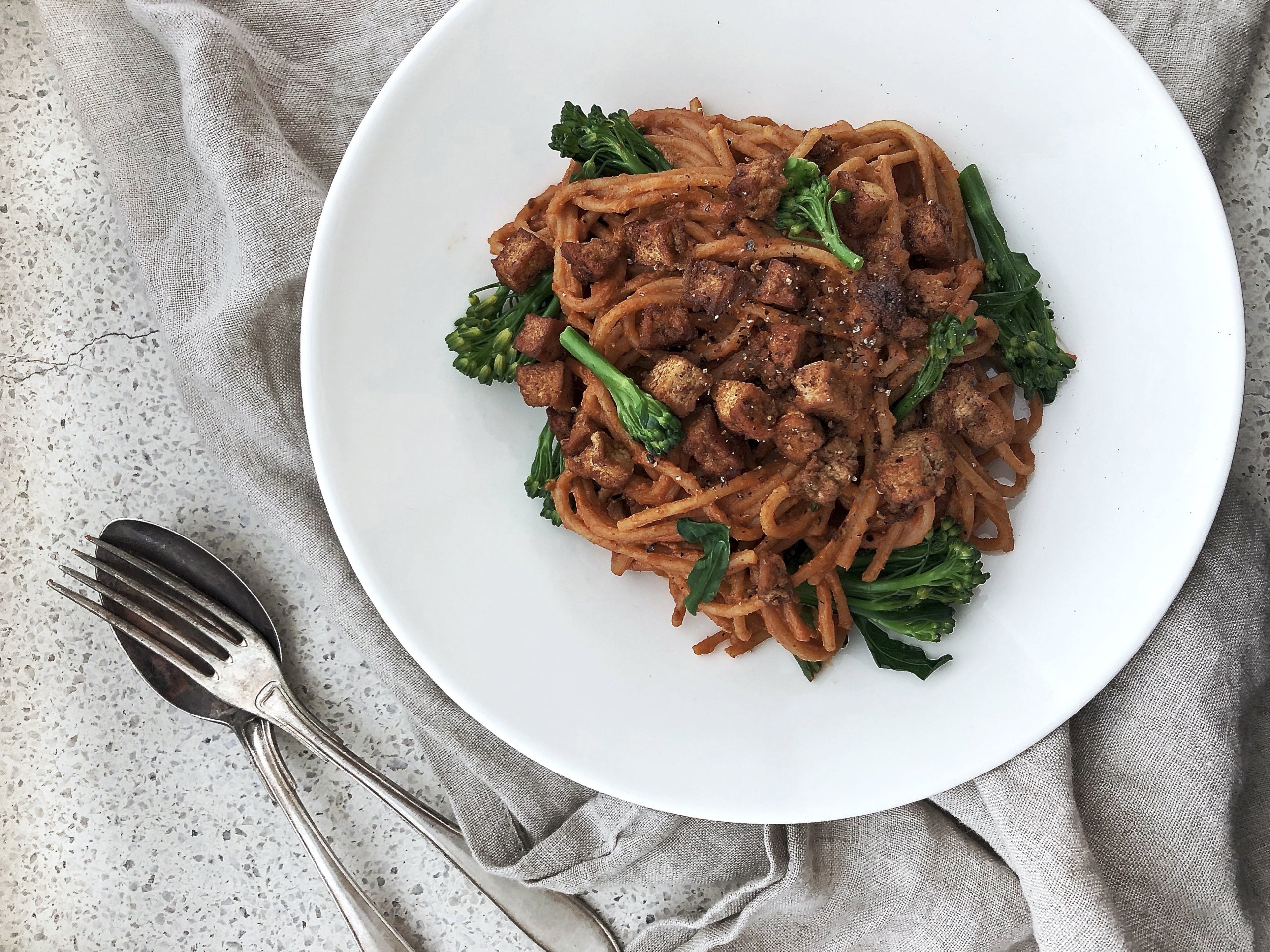 Vartissa valmis broccolini-tofupasta maapähkinävoikastikkeella – Minska