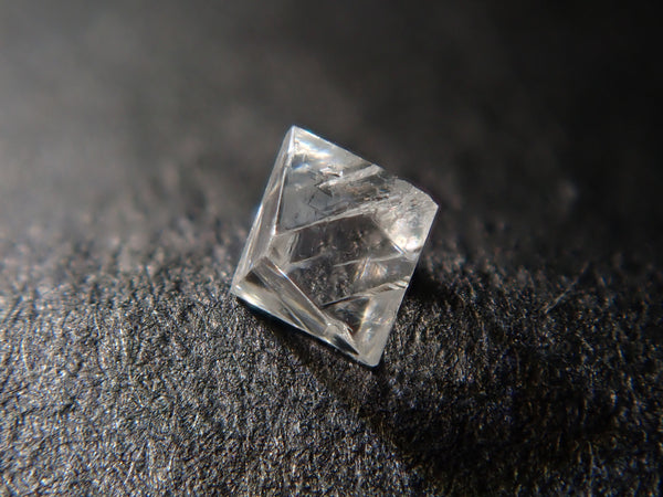 天然ダイヤモンド原石 約0.8ct 凸凹表面 カケとヒビ有 要画像確認