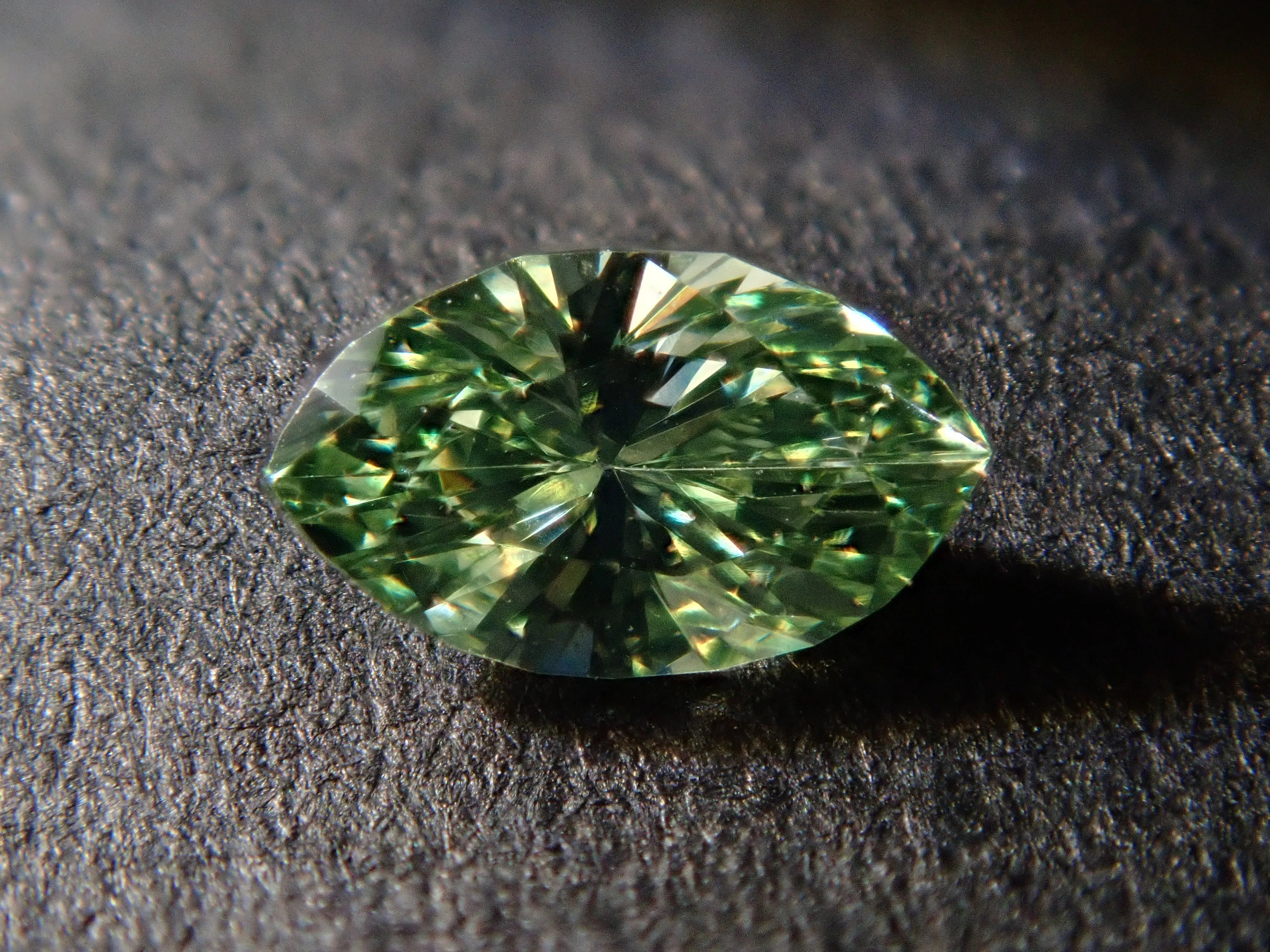 グリーンダイヤモンドルース/ F.D.G.Y.GREEN/ 0.119 ct.