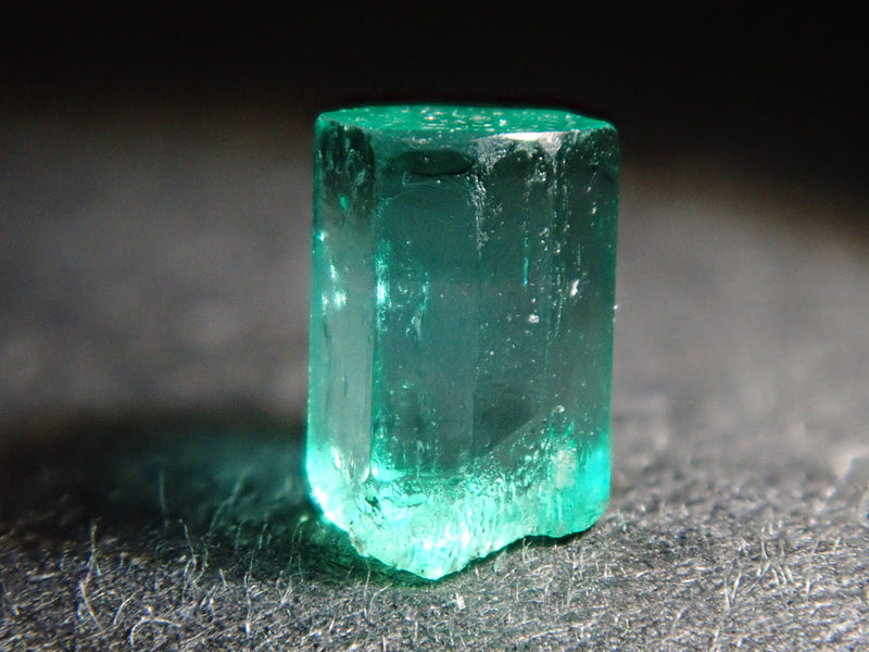 りしており】 再結晶 エメラルド 約0.9ct コロンビアエメラルドカラー