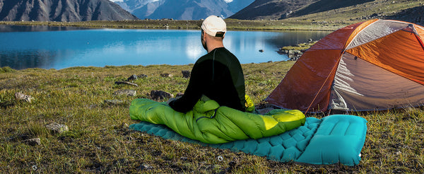 Man wakes up on top of AKSOUL self-inflating sleeping mat