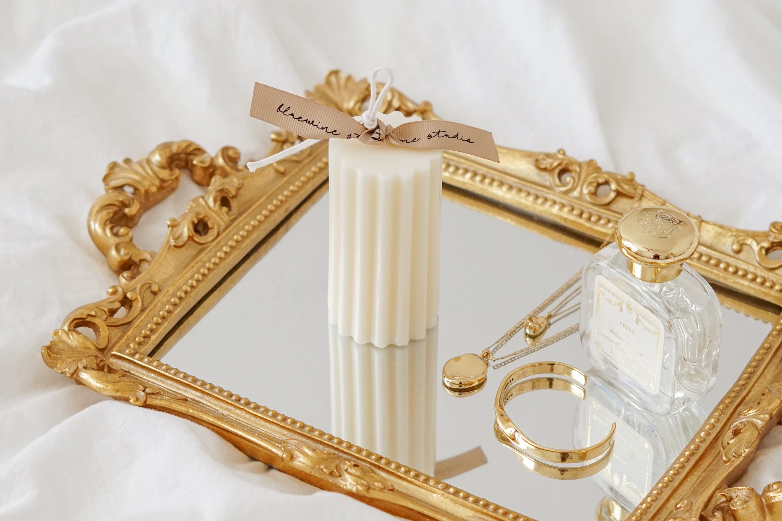 프랑스 스타일의 직사각형 골드 프레임 거울에 골이 있는 기둥 간장 양초, 보석 및 향수