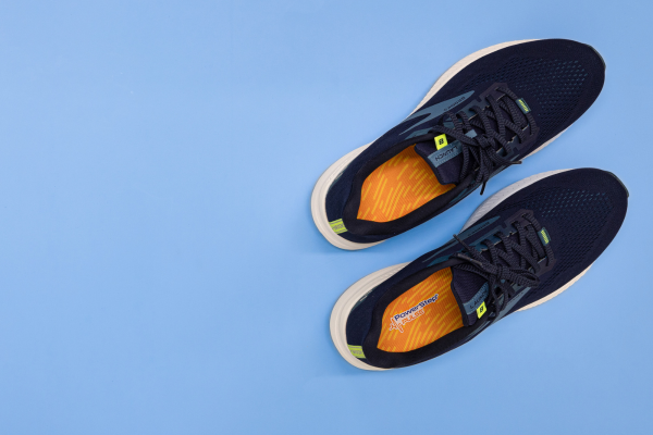 orange running insoles in navy blue running shoes