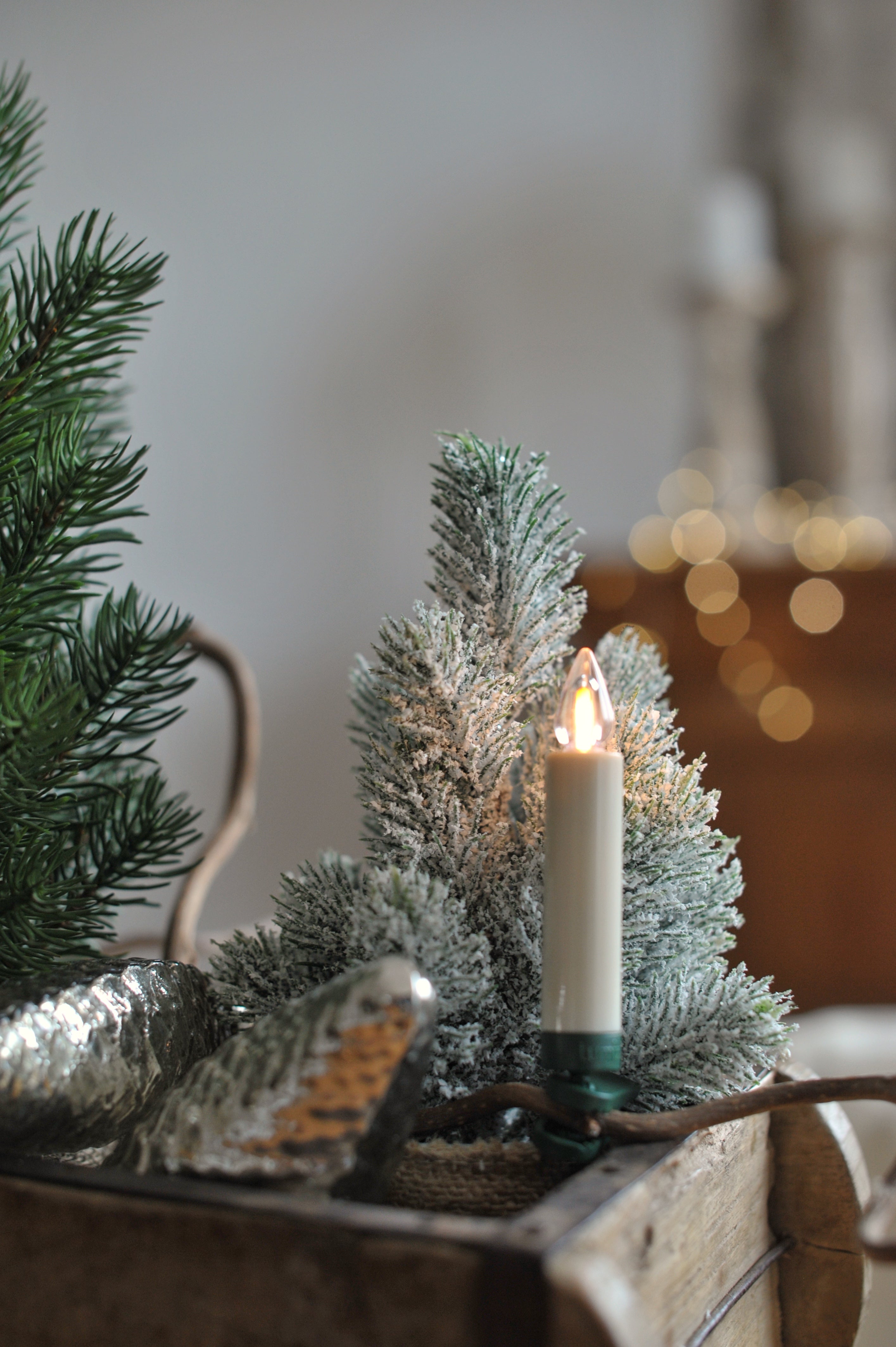 Lumix Kabellose Christbaumkerzen in einem weihnachtlichen Gesteck aus Naturmaterialien