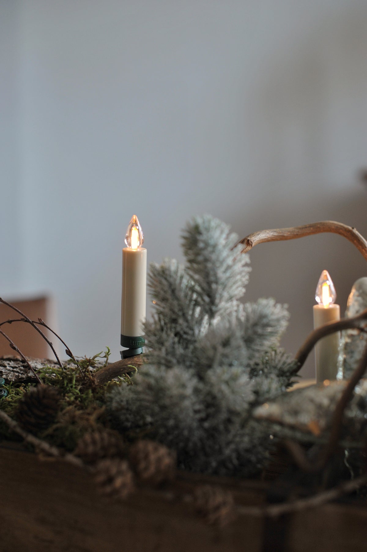 Lumix Superlight Flame Mini Kerzen in einer Schale mit Moos und Zweigen