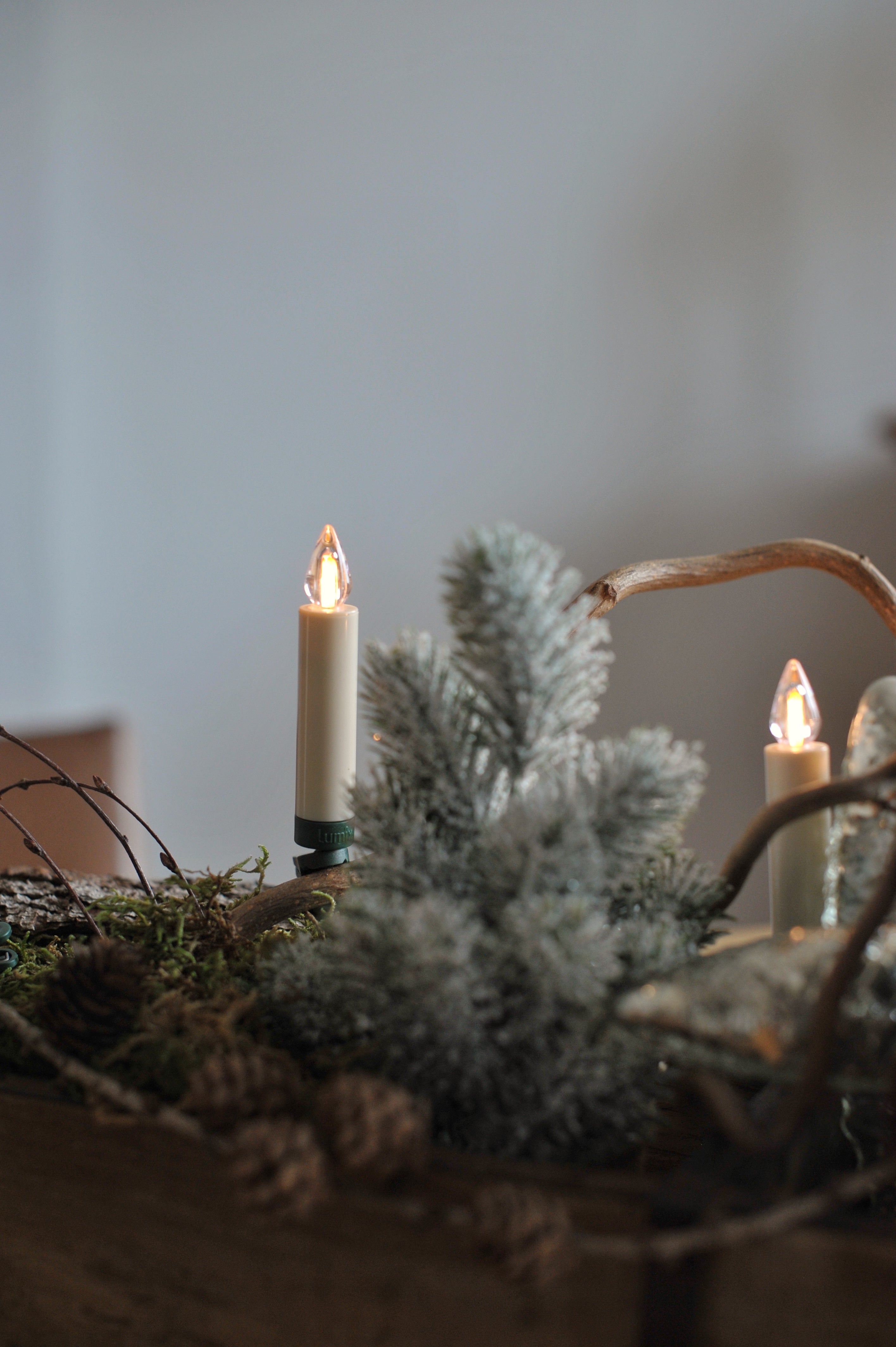 Lumix Kabellose Christbaumkerzen in einem weihnachtlichen Gesteck aus Naturmaterialien