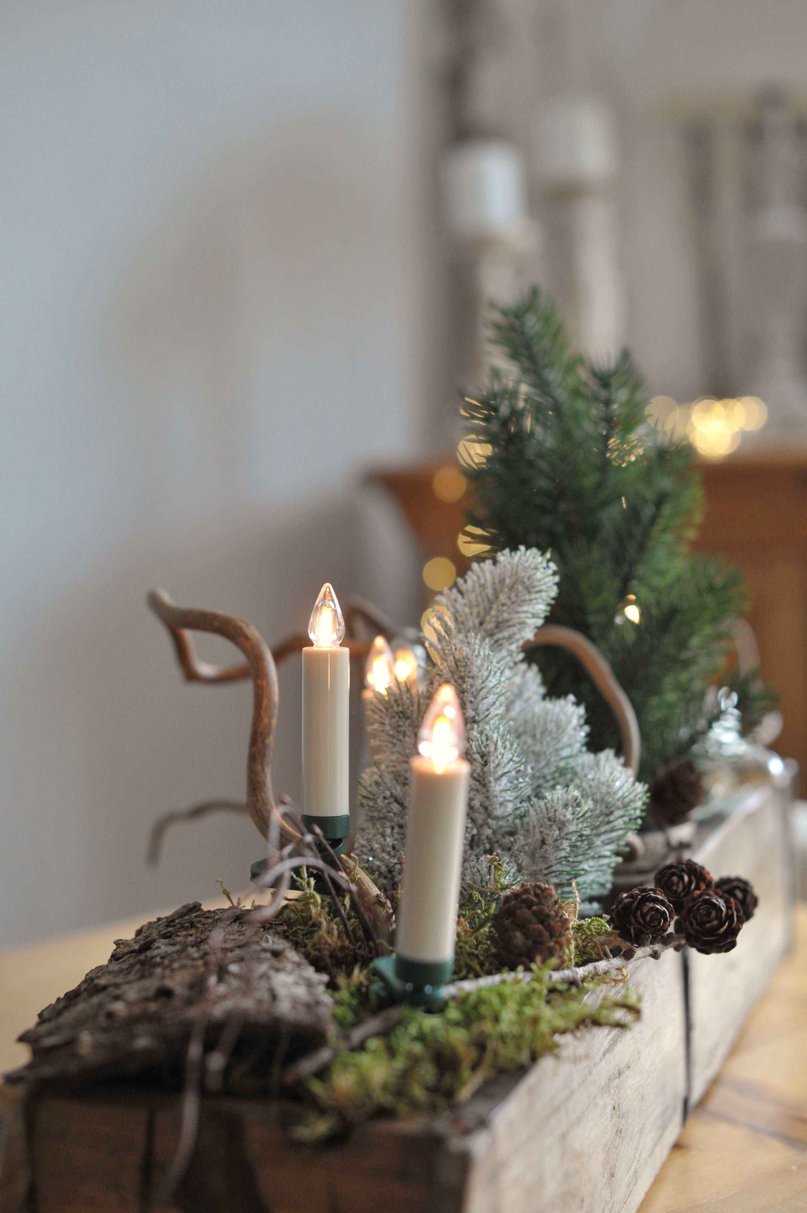 Lumix Kabellose Christbaumkerzen in einem weihnachtlichen Gesteck aus Naturmaterialien