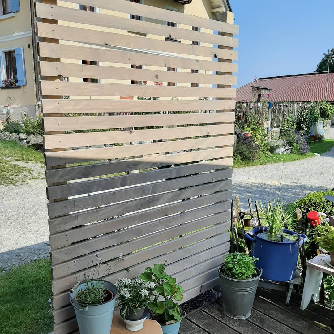 Krinner U-Fix als Fundament für eine Sichtschutzwand aus Holz