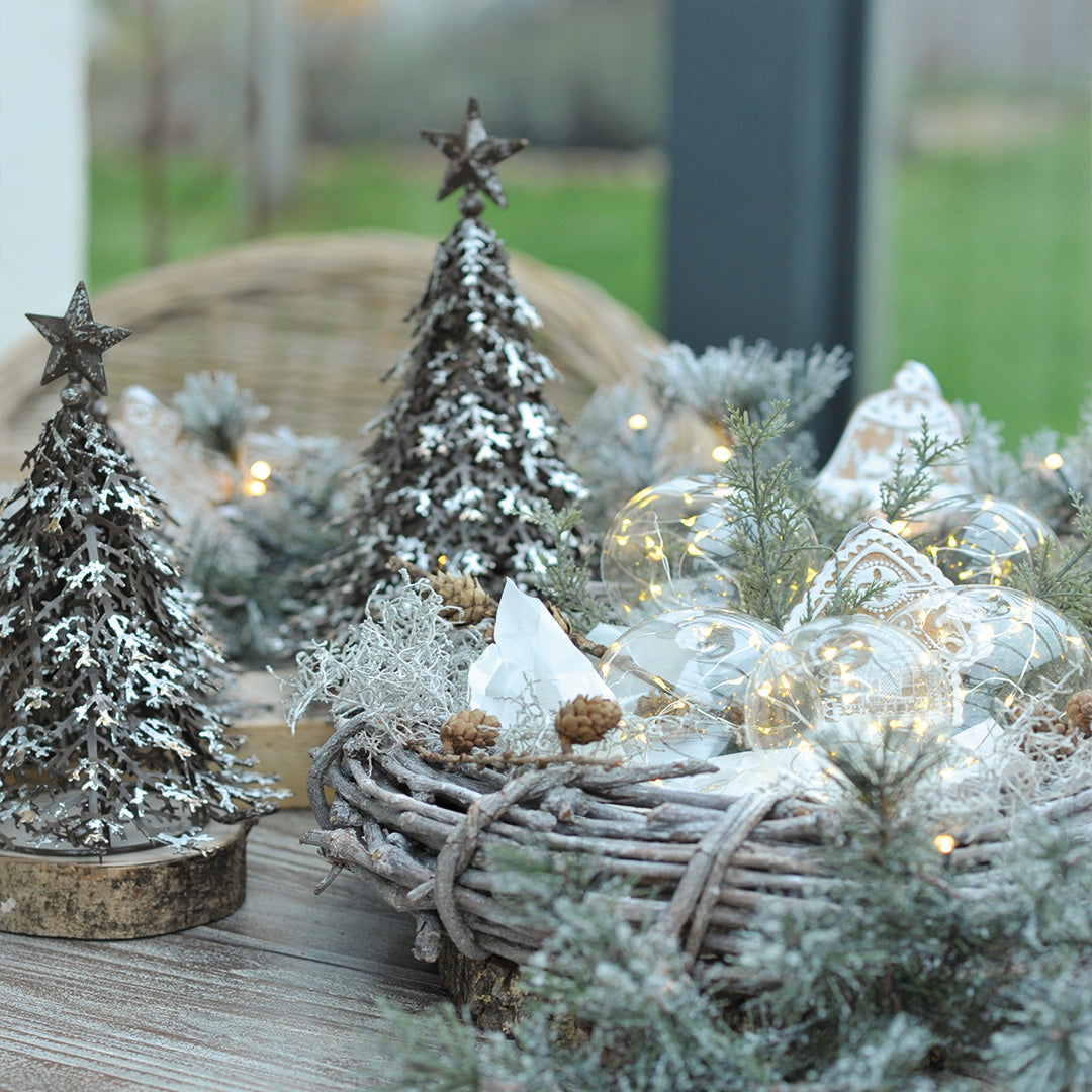 Krinner Lumix Light Balls dekoriert in einem Holzkranz mit Weihnachtsdeko