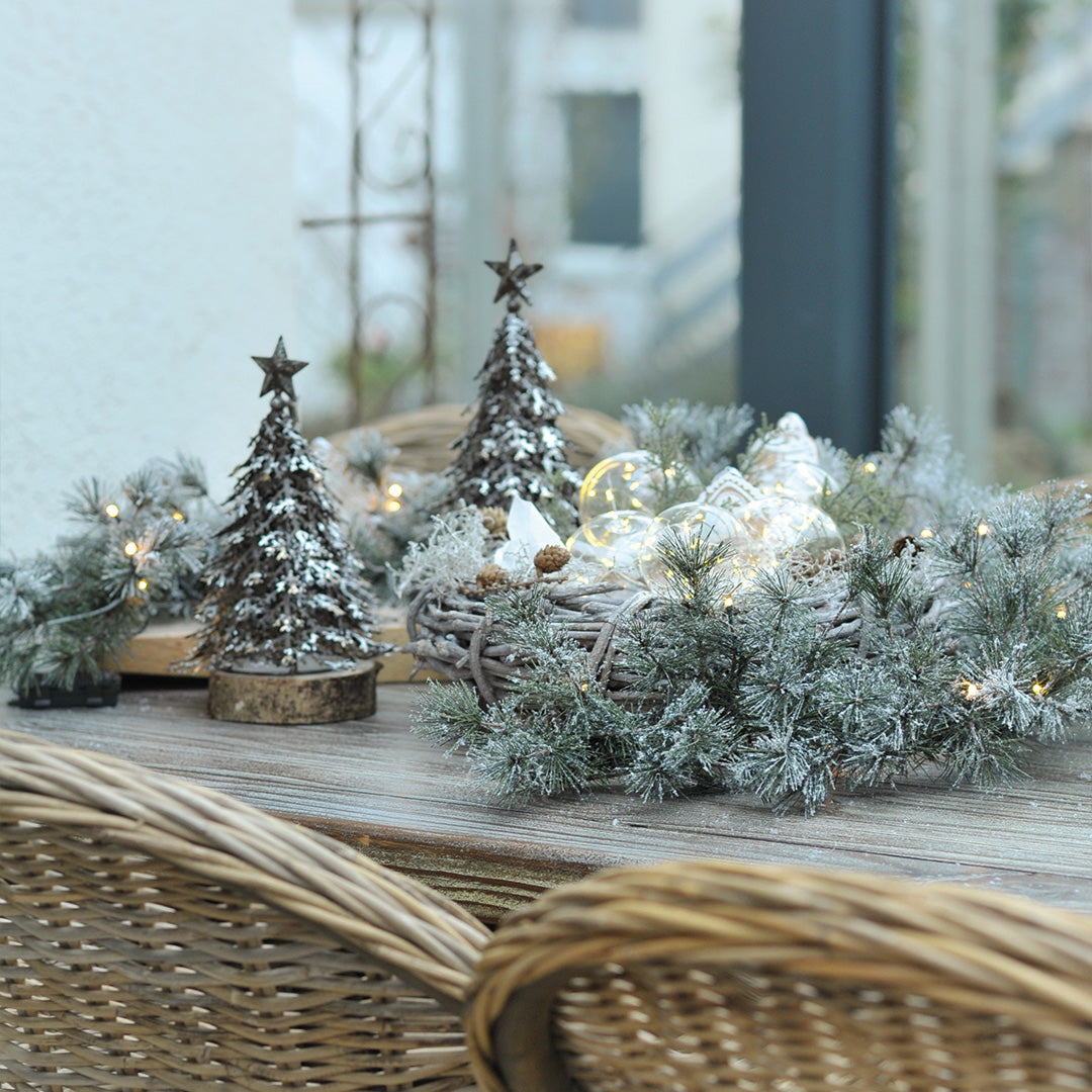 Krinner Lumix Light Balls dekoriert in einem Holzkranz mit Weihnachtsdeko
