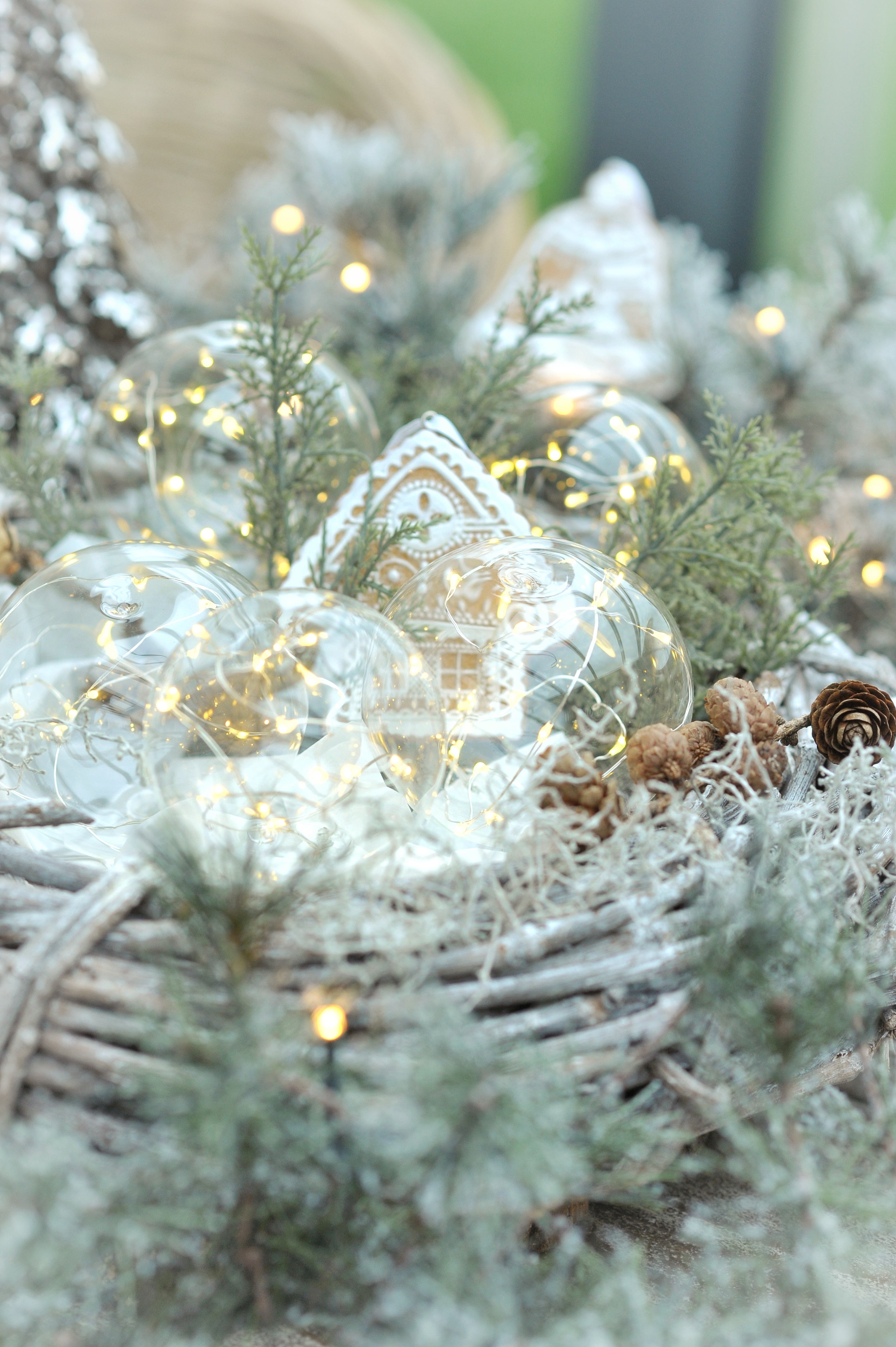 Krinner Lumix Light Balls dekoriert in einem Holzkranz mit Weihnachtsdeko