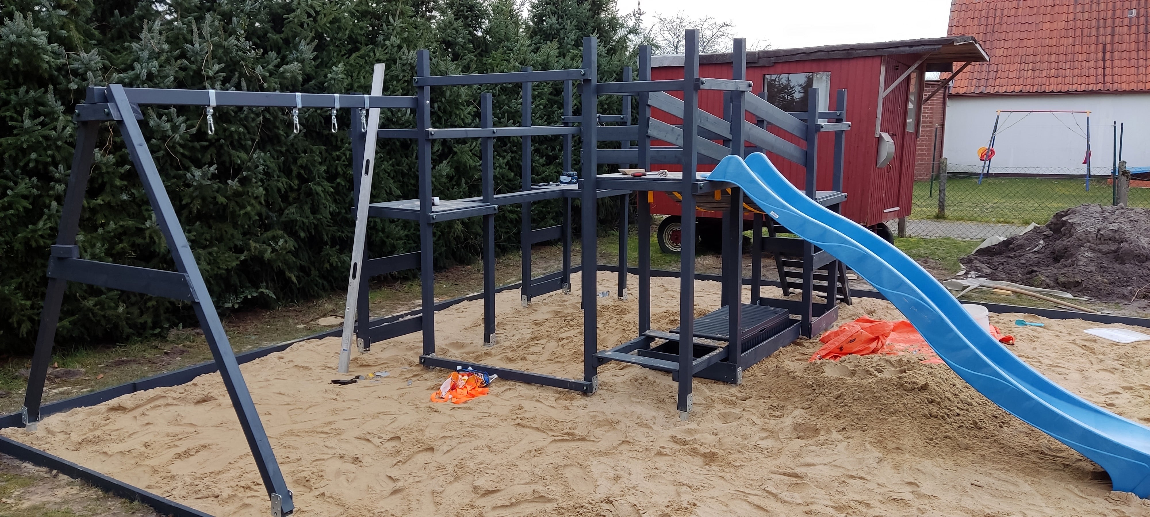 Spielhaus mit Schaukel und Rutsche gebaut mit Krinner Bodendübel U-Fix 71