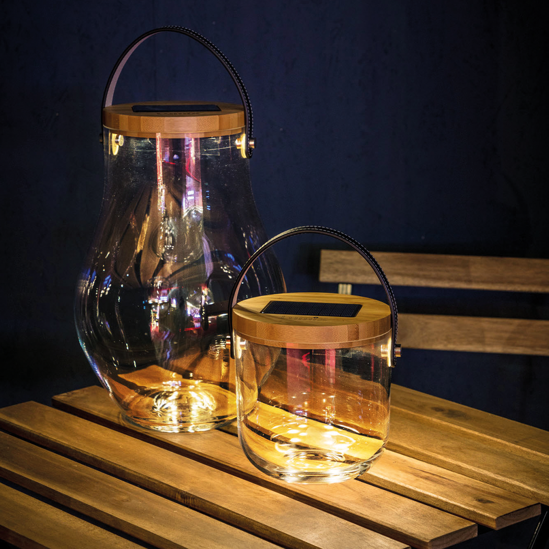 Krinner Looks mit Lumix Deco Glasses Sommerdekoration leuchtend auf dem Gartentisch