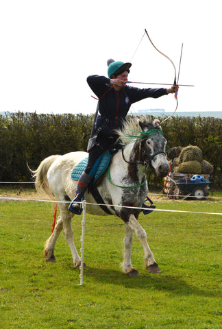 Horse back archery using the Total Contact Saddle - TCS treeless saddle