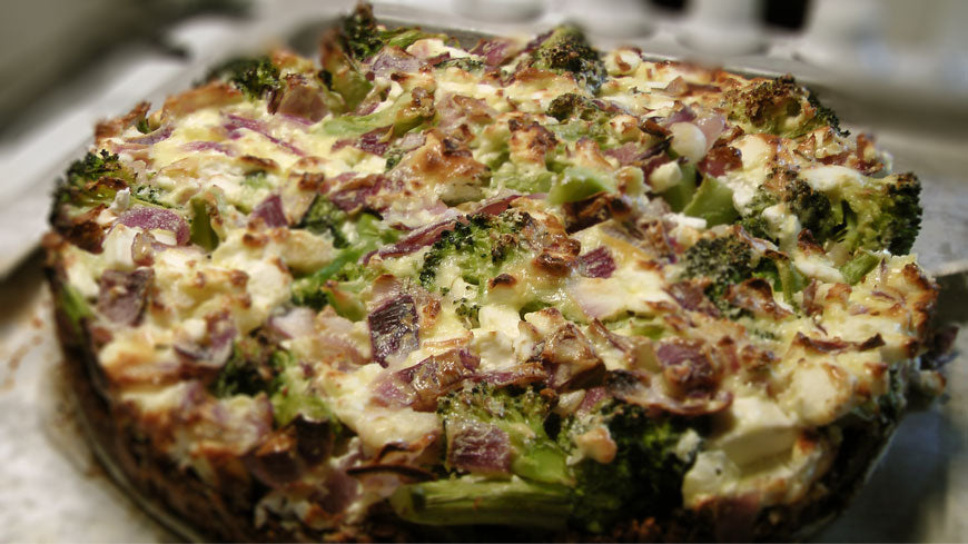 Broccoli geitenkaas quiche recept met een bodem van peteselie en noten