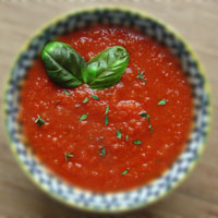 Tijm recept bestaande uit biologische tomatensoep met verse basilicum blaadjes