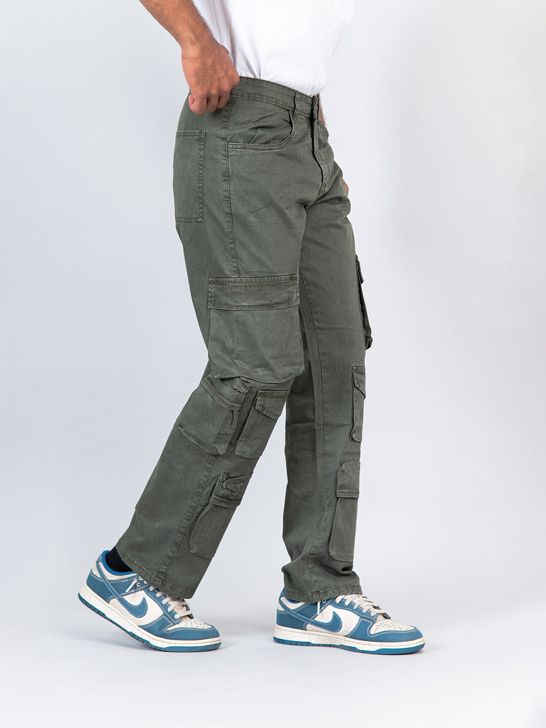 Dark Green Cargo Pants with Olive Sneakers Casual Warm Weather Outfits In  Their 20s (3 ideas & outfits) | Lookastic