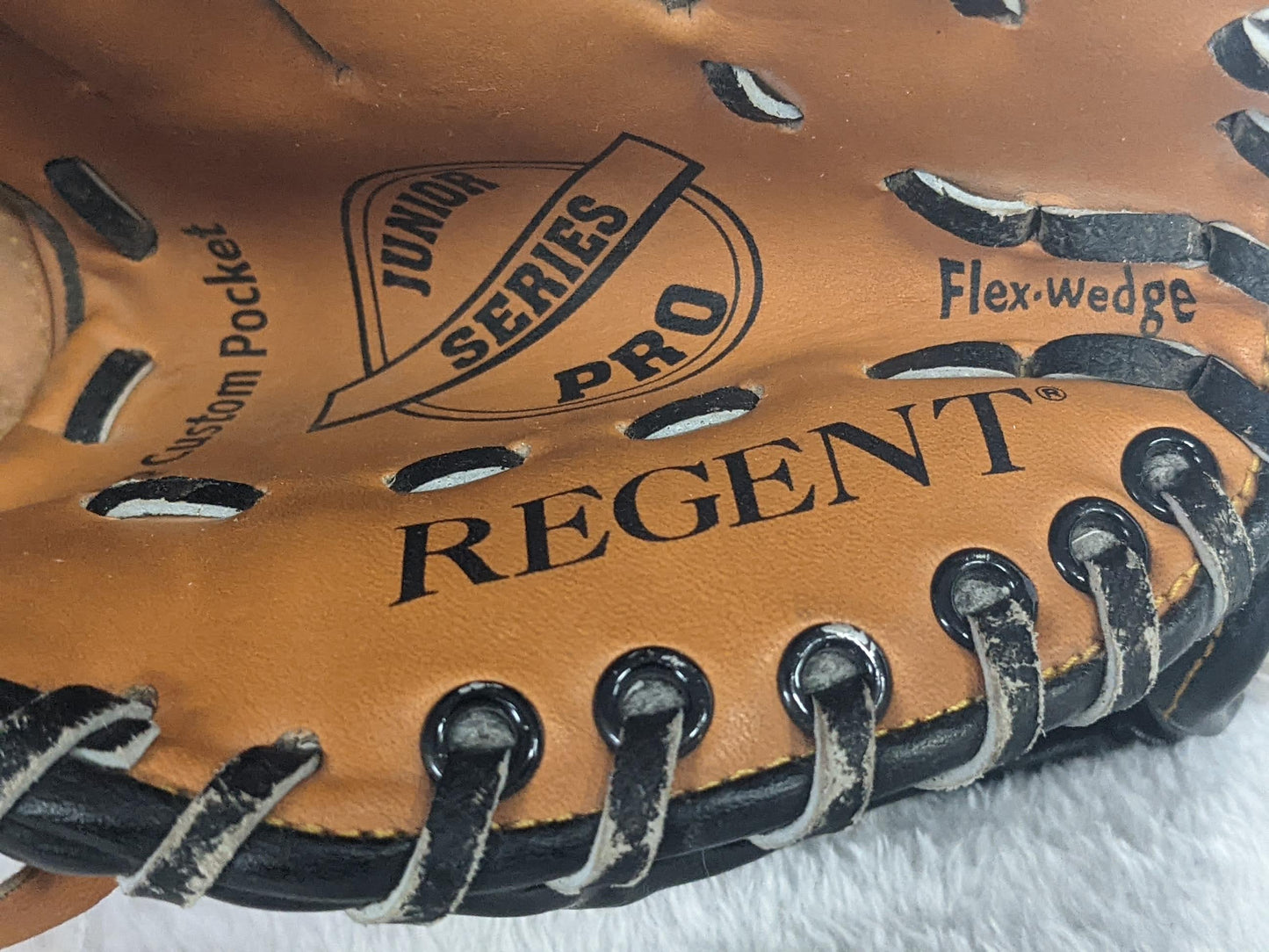 Regent Leather Laced Left Hand Baseball Mitt(RHT) Size 11.5 In Color Brown Condition Used