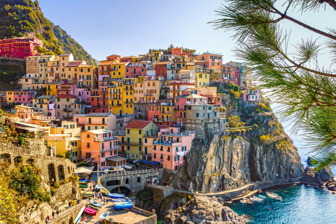 Cinque Terre bunte Häuser am Strand Italien Urlaub Lebensgefühl Italiving
