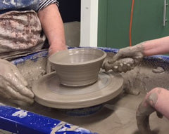 Lorraine Bates från Woddsetton Pottery har en Go Throw-session på Middleport Pottery
