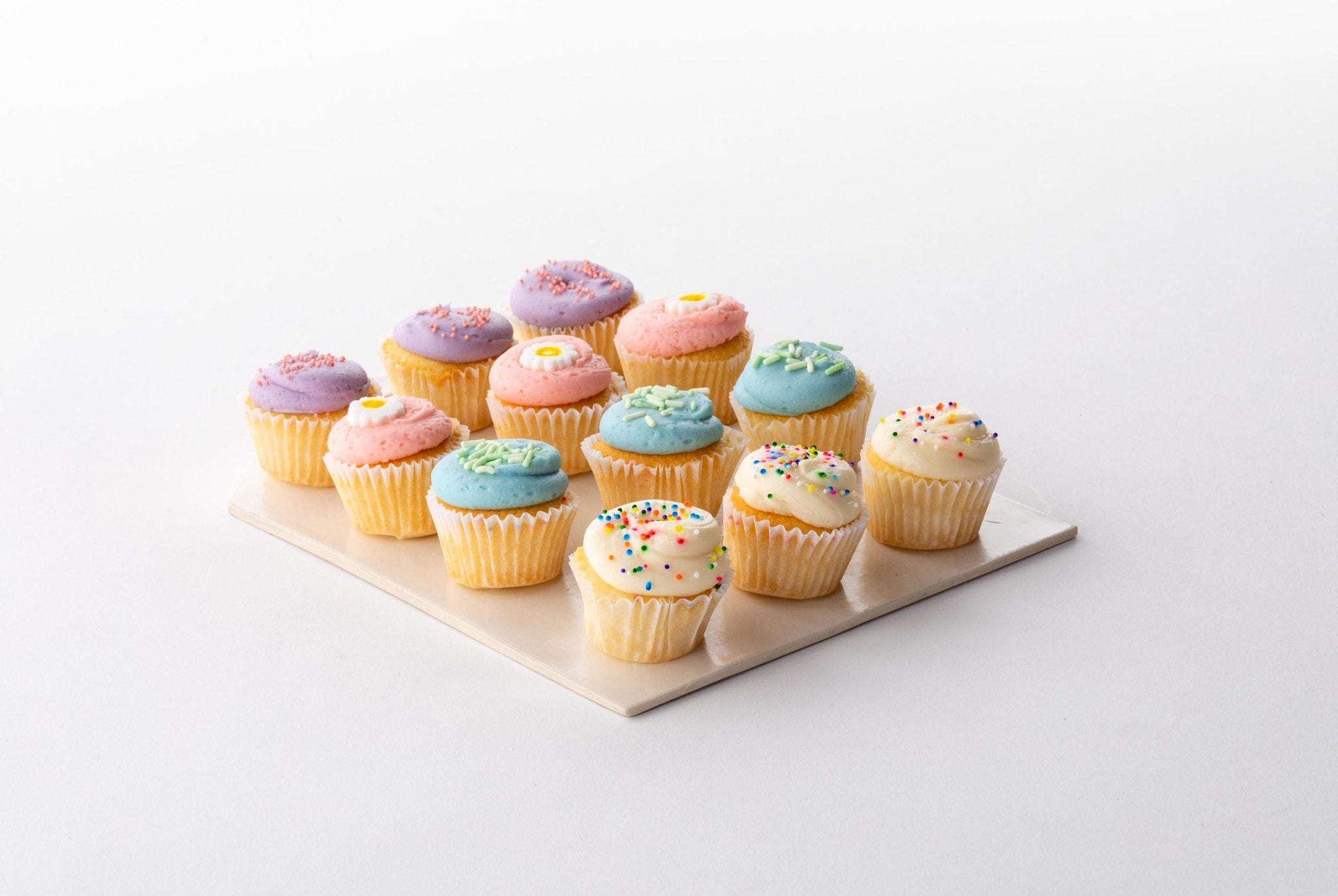 Onheil Fantasierijk zwaarlijvigheid Classic Vanilla Mini Cupcakes – Magnolia Bakery