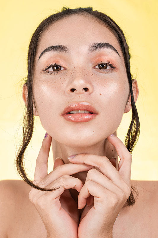 LAS PECAS ESTÁN DE MODA ¿son buenas o malas para la piel?