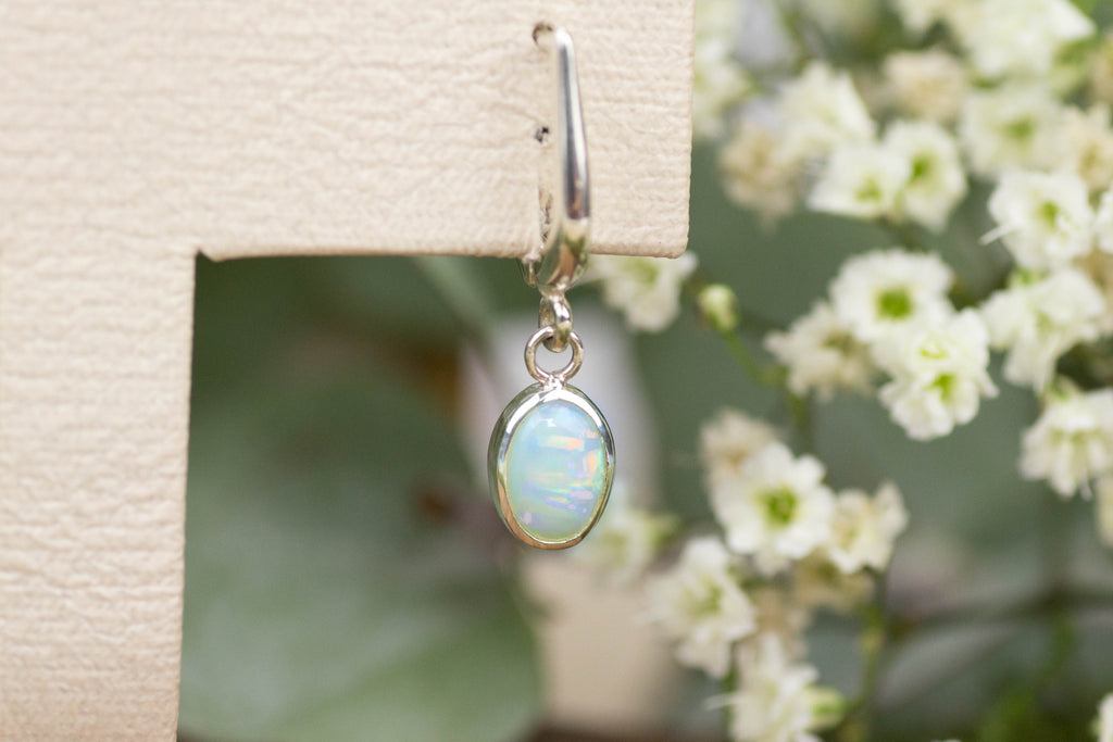 Silberne Ohrringe mit Opal