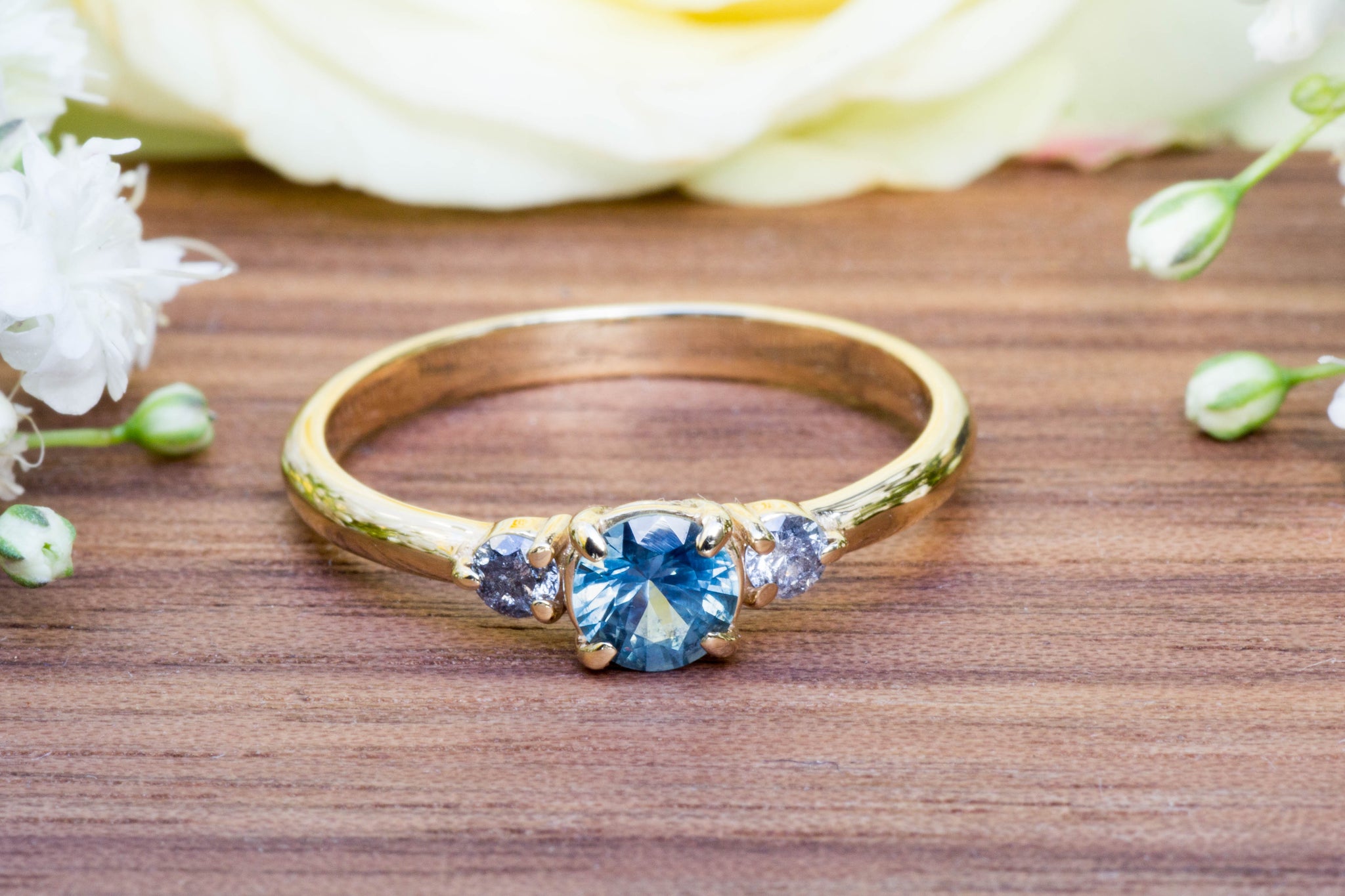 Alternativer Verlobungsring Blauer Saphir Diamanten