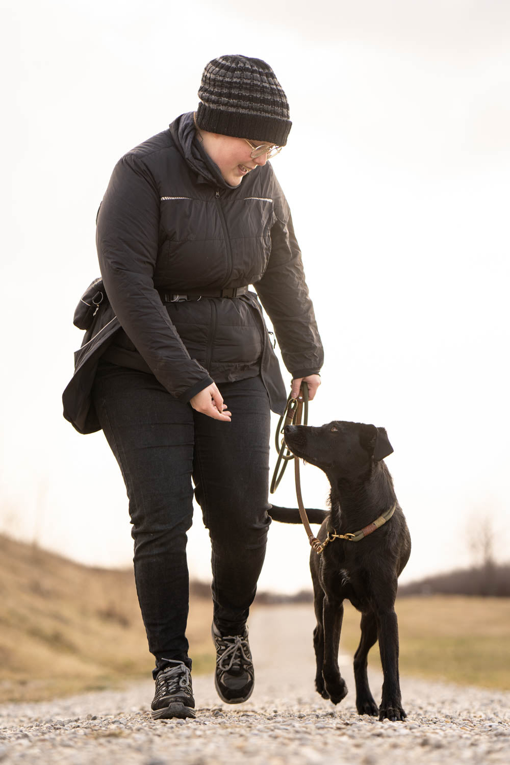 In diesem Beitrag gibt es einen realistischen Einblick in Grundlage der Hunderziehung und die 5 besten Kommandos für jeden Hund. Dieses Bild zeigt Leinenführigkeit.