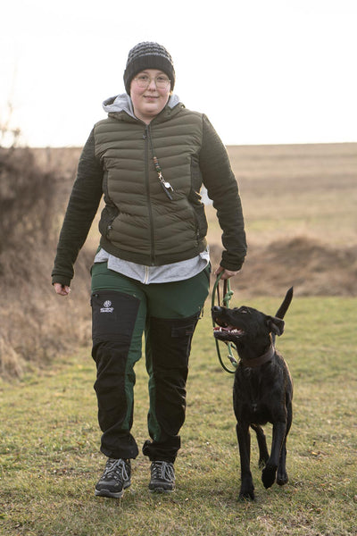 This picture is part of the blog article 'With 7 tips for the ideal leash walk for your dog and you'. It shows a dog walking relaxed next to the human after the correction.