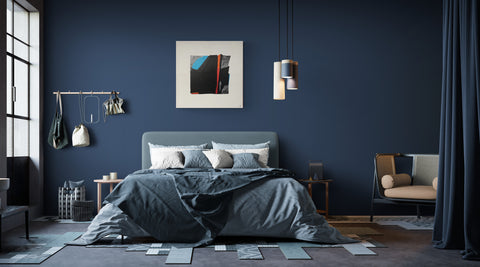 chambre bleu foncé avec tableau absrait