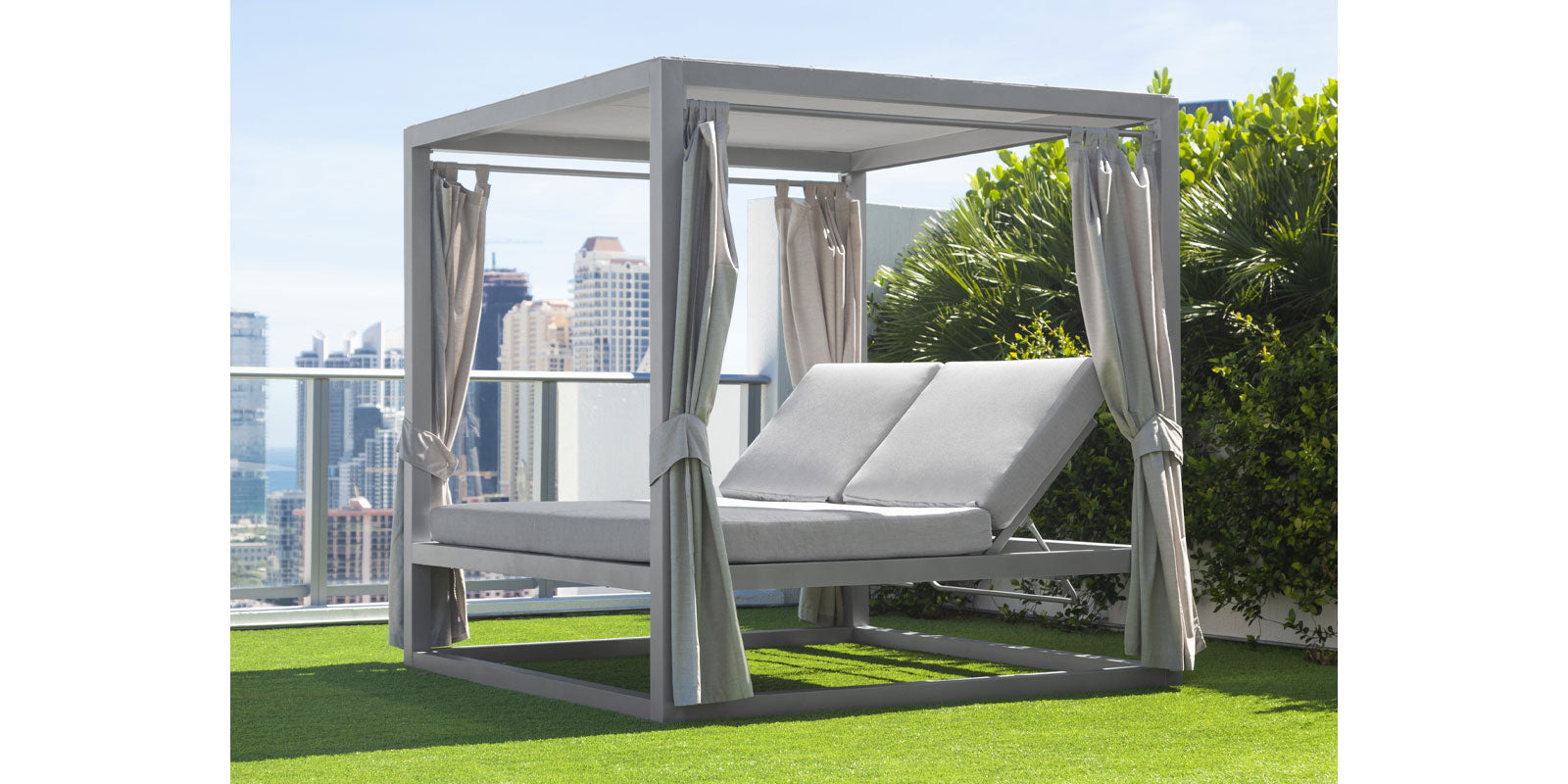 gallery01_breeze_daybed-BetterPatio-SourceFurniture.jpeg__PID:2e0ff272-6581-4d36-a04c-0aeb79506edc