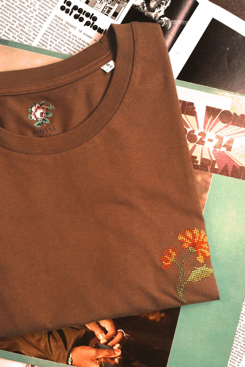 Embroidered T-shirt Carnation