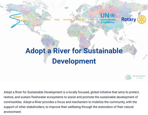 Captura de pantalla del sitio web de Adopt-a-River con el mapa de cuencas fluviales del mundo de Grasshopper Geography utilizado como encabezado.