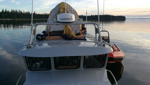 Acampar en un barco en Alaska. Foto de Robert Szucs.