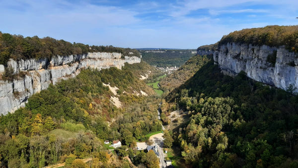 Los acantilados de piedra caliza de Baume-les-Messieurs en Francia