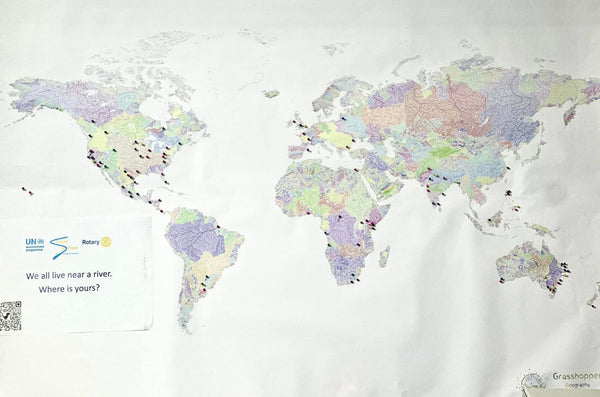 Image de la carte des bassins fluviaux du monde de Grasshopper Geography, telle que vue lors de la Convention du Rotary 2023 à Melbourne (stand Adopt-a-River). Photo de la page Facebook de Salvador Rico.